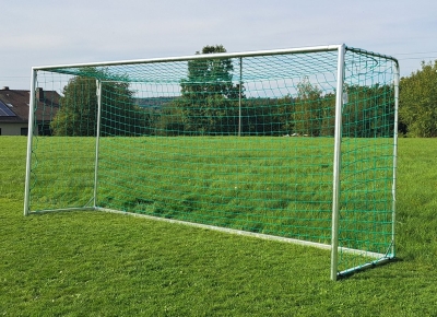 Fußballtor für den Garten, aus Stahl verzinkt in zerlegbarer Ausführung Der Torrahmen wird aus einem Rundrohr 60 mm sowie die hinteren Torbügel 35 mm Rundrohr und das Bodenprofil aus einem stabilen Rechteckrohr gefertigt , so dass die Tore sicher stehen.
Stabile und langlebige Konstruktion. Alle Tore sind mit einer Vorrichtung für eine Bodenbefestigung ausgelegt.
Alle Größen fertigen wir in zerlegbarer Ausführung, d. h. in vier Teile Seitenteil rechts & links, Torlatte, und Bodenprofil. Dadurch sind auch die großen Tore problemlos zu transportieren.