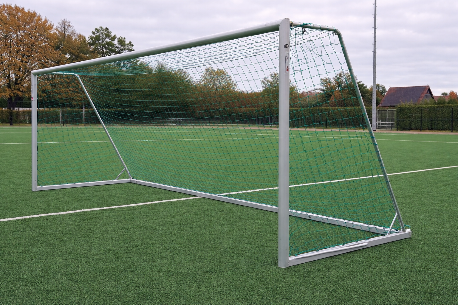 Großfeld Fußballtor Standard Aluminium ohne Rollen und Gewichte Seitenansicht mit Netz auf Sportplatz