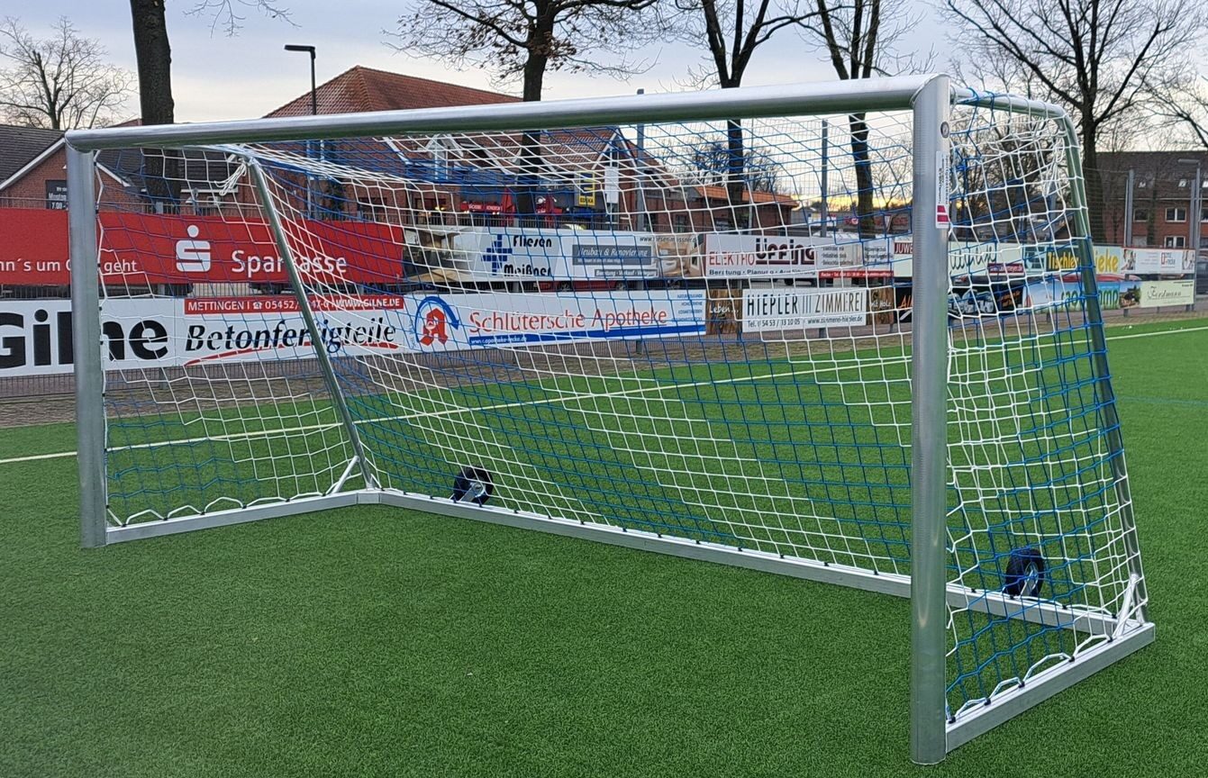 Jugendfußballtor 5×2 m aus Aluminium, freistehend auf Kunstrasen einer Vereinsanlage, blaues Tornetz, Frontansicht