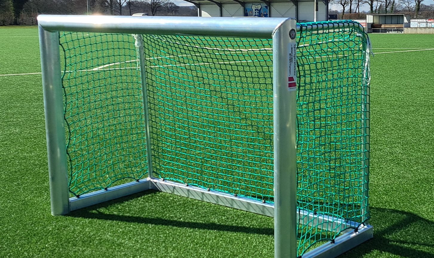 Aluminium Minitor auf Kunstrasen, grünes Tornetz, Frontansicht, TÜV-geprüft, Soccer Eventsport