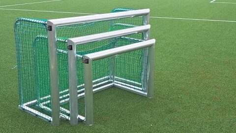 Mehrere Aluminium Minitore nebeneinander auf Kunstrasen, grüne Tornetze, Frontansicht