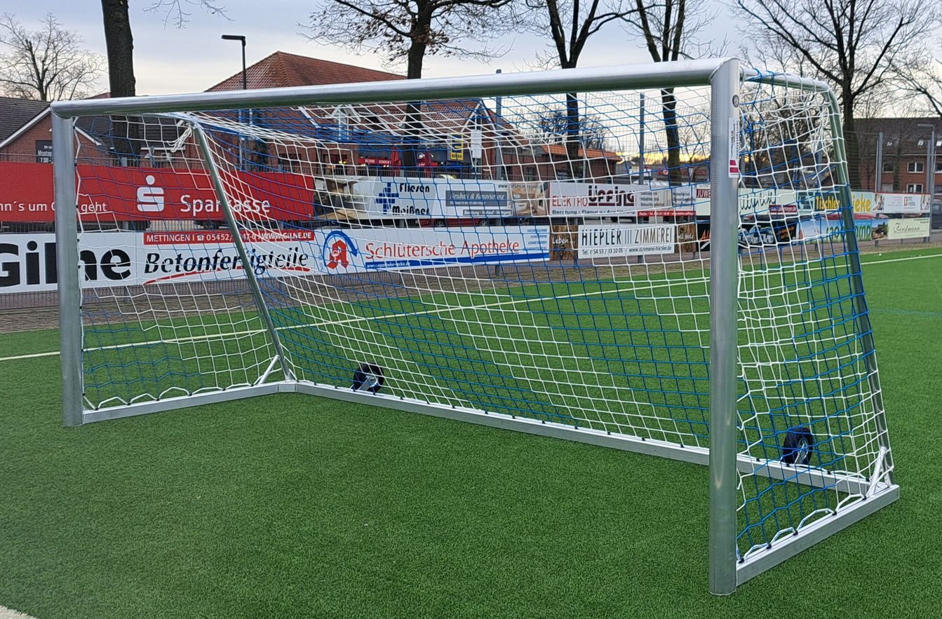 Jugendfußballtor 5×2 m aus Aluminium, freistehend auf Kunstrasen einer Vereinsanlage, blaues Tornetz, Frontansicht