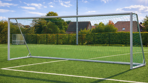 Großfeld Fußballtor Standard aus Aluminium ohne Rollen und Gewichte Frontansicht auf Kunstrasenplatz