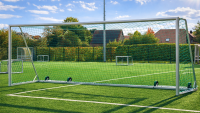 Großfeld-Fußballtor Safety 7,32 x 2,44 m aus Aluminium, Soccer Eventsport Großfeld-Fußballtor Safety mit Kippschutz aus Aluminium auf einem Kunstrasenplatz, Rückansicht mit Tornetz und Transportrollen