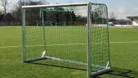 Kleinfeld-Fußballtor 3×2 m aus Aluminium, TÜV-geprüft, direkt vom Hersteller Soccer Eventsport Aluminium Kleinfeld-Fußballtor 3×2 m, freistehend auf Naturrasen einer Vereinsanlage, grünes Tornetz, Frontansicht