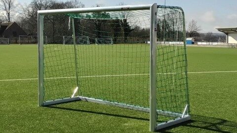 Aluminium Kleinfeld-Fußballtor 3×2 m, freistehend auf Naturrasen einer Vereinsanlage, grünes Tornetz, Frontansicht