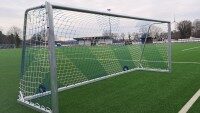 Jugendfußballtor 5×2 m Aluminium mit Vollgummirädern, vollverschweißt, Soccer Eventsport Jugendfußballtor 5×2 m aus Aluminium auf Kunstrasen, Seitenansicht mit sichtbarem Bodenrahmen und Vollgummirädern