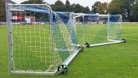 Aluminium Fußballtor 3×1,6 m Safety mit Kippschutz und Rädern, TÜV-geprüft, Soccer Eventsport Aluminium Fußballtor 3×1,6 m Safety mit Kippschutz und Vollgummirädern auf Naturrasen vor Vereinstribüne, Seitenansicht