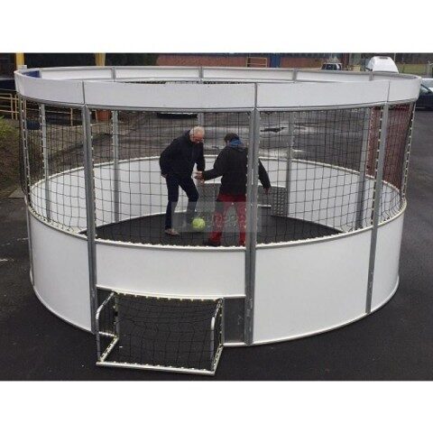 Runder Soccer Cage mit 5 m Durchmesser aus Aluminium, weiße Banden, umlaufendes Netz, zwei Spieler im Einsatz, Außenbereich