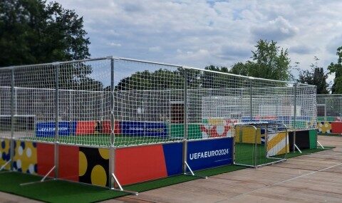 Mobiler Soccer Court mit professionellen Banden im Turnier-Setup bei einer Veranstaltung