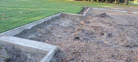 Fundamentgraben für stationären Soccer Court Arena Comfort, Erdarbeiten vor Betonierung der Bandenpfosten