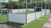 Mobile Soccer Courts in verschiedenen Größen mieten, Soccer Eventsport Mobiler Street Soccer Court 6×11 m im Freien auf Kunstrasen, weißes Bandensystem mit Toren, Seitenansicht
