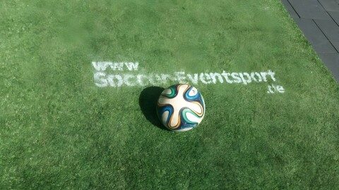 Soccer Eventsport, Ihr Hersteller für Aluminium Fußballtore, TÜV-geprüft Fußball auf Kunstrasen mit eingeblendeter Website-Adresse www.soccer-eventsport.de