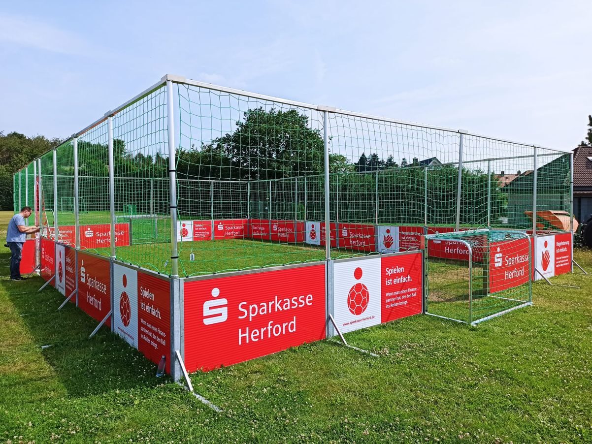 Werbebanden mieten als Spielfeldumrandung für Fußballturniere und Events, Soccer Eventsport werbebanden-mieten-soccer-court-sponsoring-outdoor