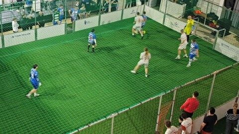 Mobile Soccer Courts Arena Mobil 10×15 m in einer Veranstaltungshalle, Spielbetrieb mit mehreren Spielern, grüner Kunstrasen, Vogelperspektive