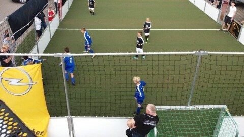 Vogelperspektive auf einen mobilen Soccer Court mit Spielern bei einem Firmenevent im Freien