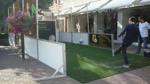 Mobiler Soccer Court aufgebaut auf einem Außengelände, Besucher im Hintergrund