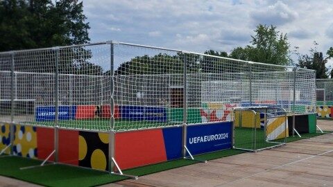 Mobiler Soccer Court mit professionellen Banden im Turnier-Setup bei einer Veranstaltung
