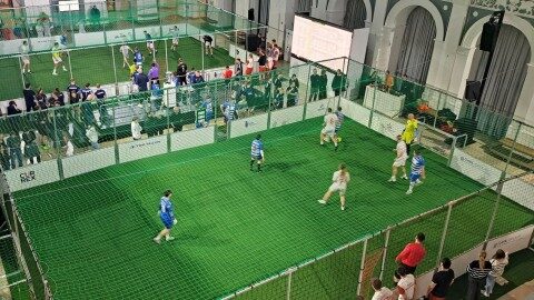 Mobile Soccer Courts Arena Mobil 10×15 m in einer Veranstaltungshalle, Spielbetrieb mit mehreren Spielern, grüner Kunstrasen, Vogelperspektive