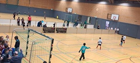 F-Jugend Hallenturnier in Osnabrück, Spielbetrieb mit mobilem Fußballtor und weißen Soccer Eventsport Banden, Kinder in Trikots, Zuschauer am Spielfeldrand