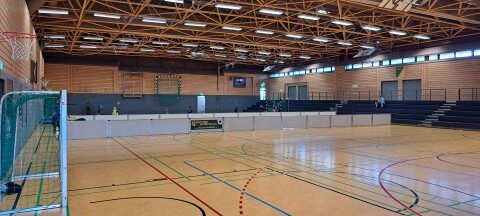 Leere Sporthalle in Osnabrück mit aufgebauten mobilen Banden von Soccer Eventsport, zwei Spielfelder nebeneinander, Holzdecke mit Dachkonstruktion, Totale