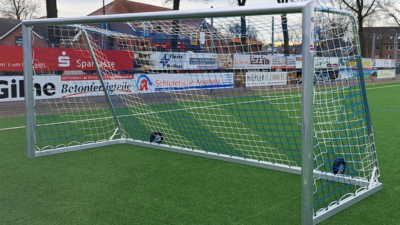 Aluminium Jugendfußballtor mit Netz auf einem Sportplatz