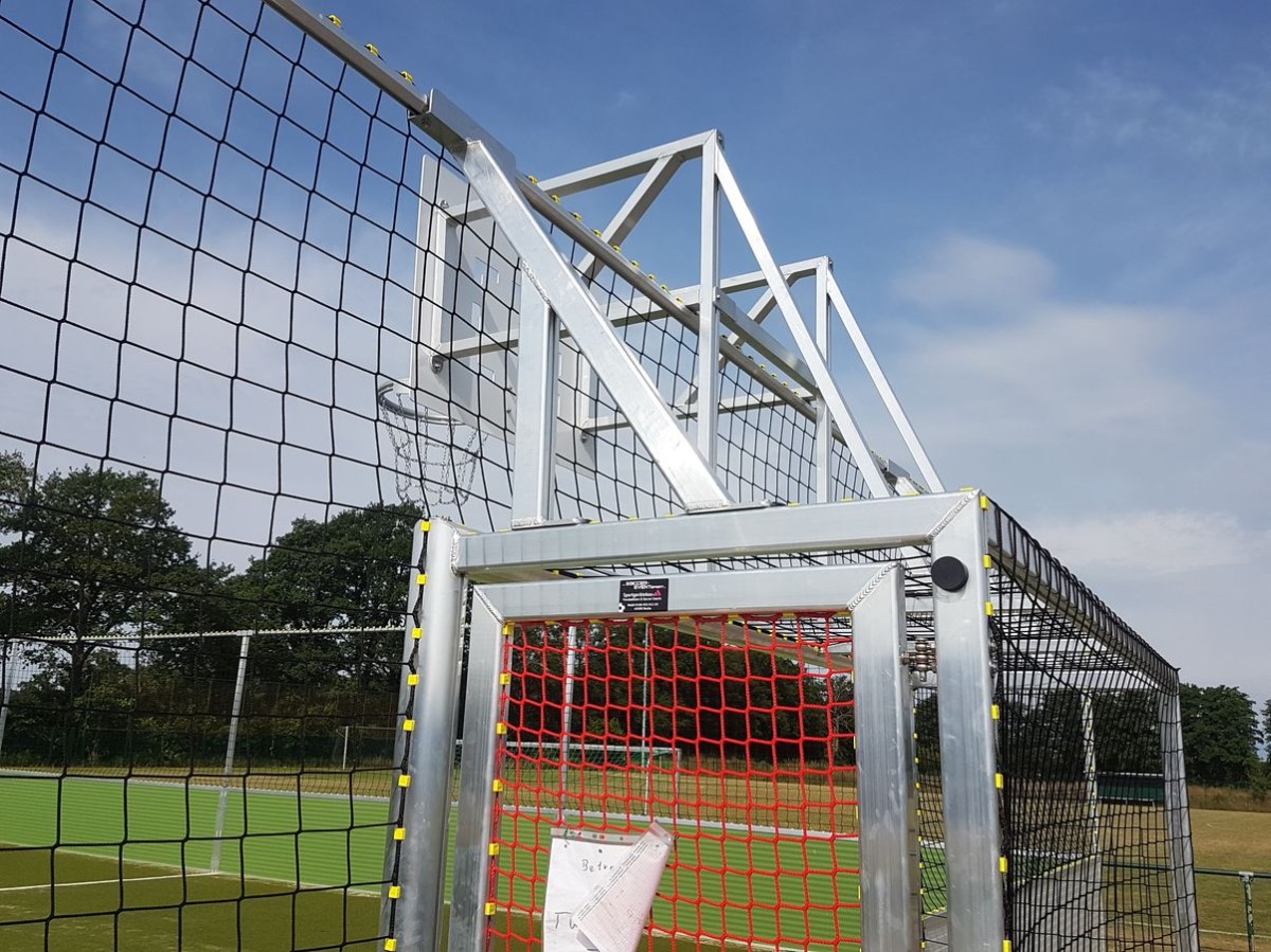 Soccer Court stationär inkl. Zugangstüre in den Toren intergriert